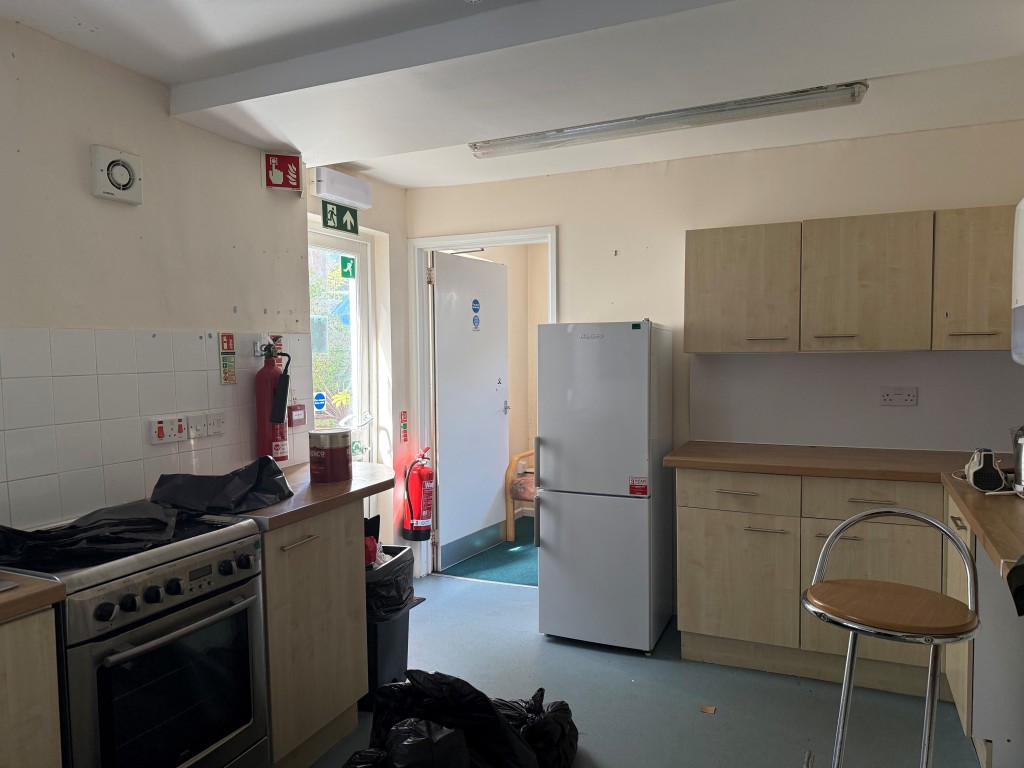 Lot: 19 - FORMER DAY CARE CENTRE WITH COURTYARD GARDEN AND PARKING OFFERING POTENTIAL - Ground floor kitchen